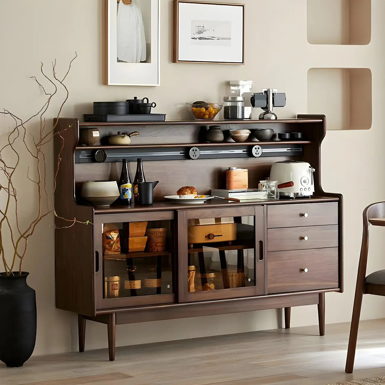 Buffet en bois avec portes coulissantes en verre, tiroirs et placards