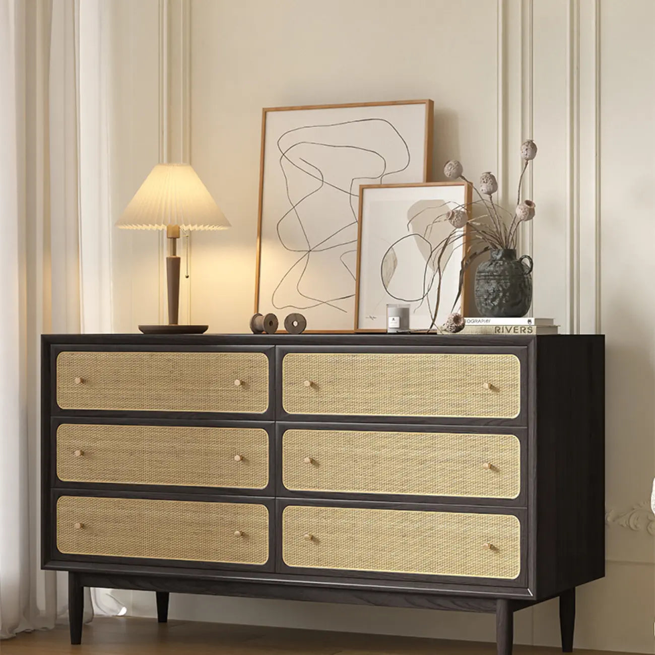 Commode tropicale en bois avec tiroirs et poignées dorées