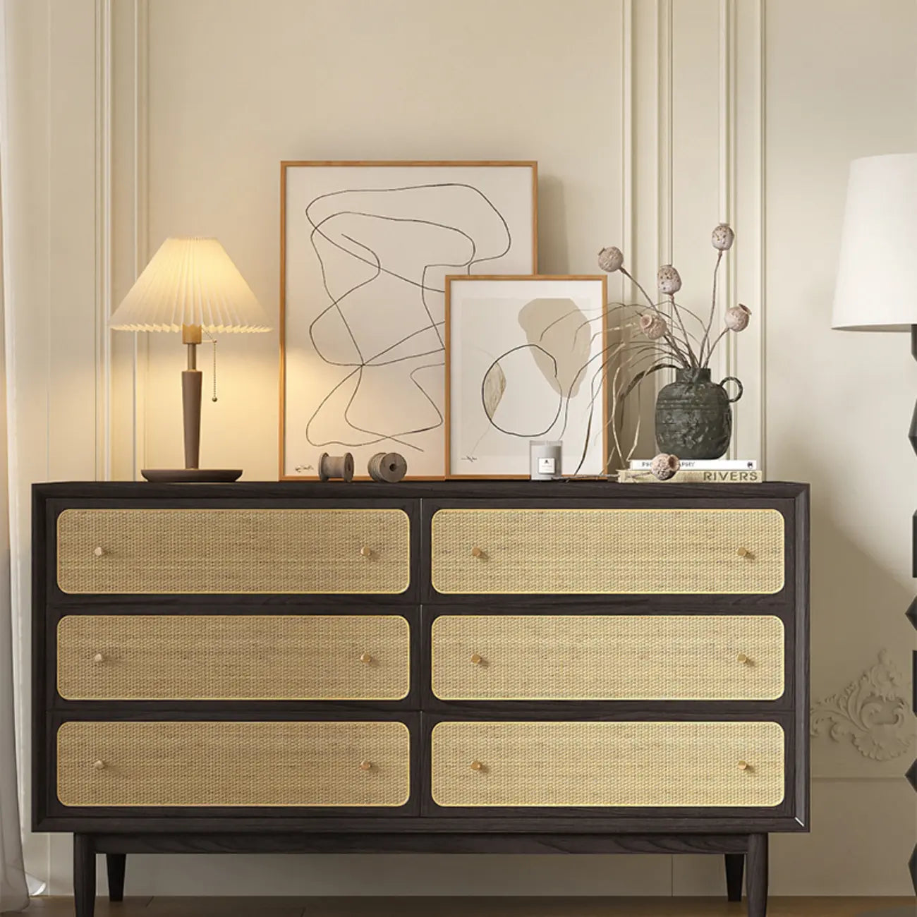 Commode tropicale en bois avec tiroirs et poignées dorées