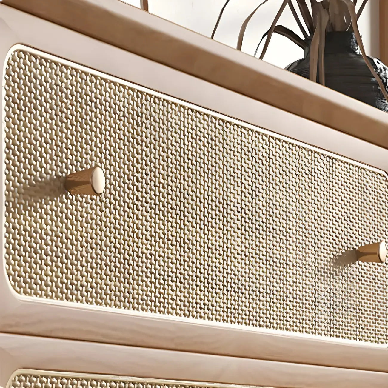 Commode tropicale en bois avec tiroirs et poignées dorées