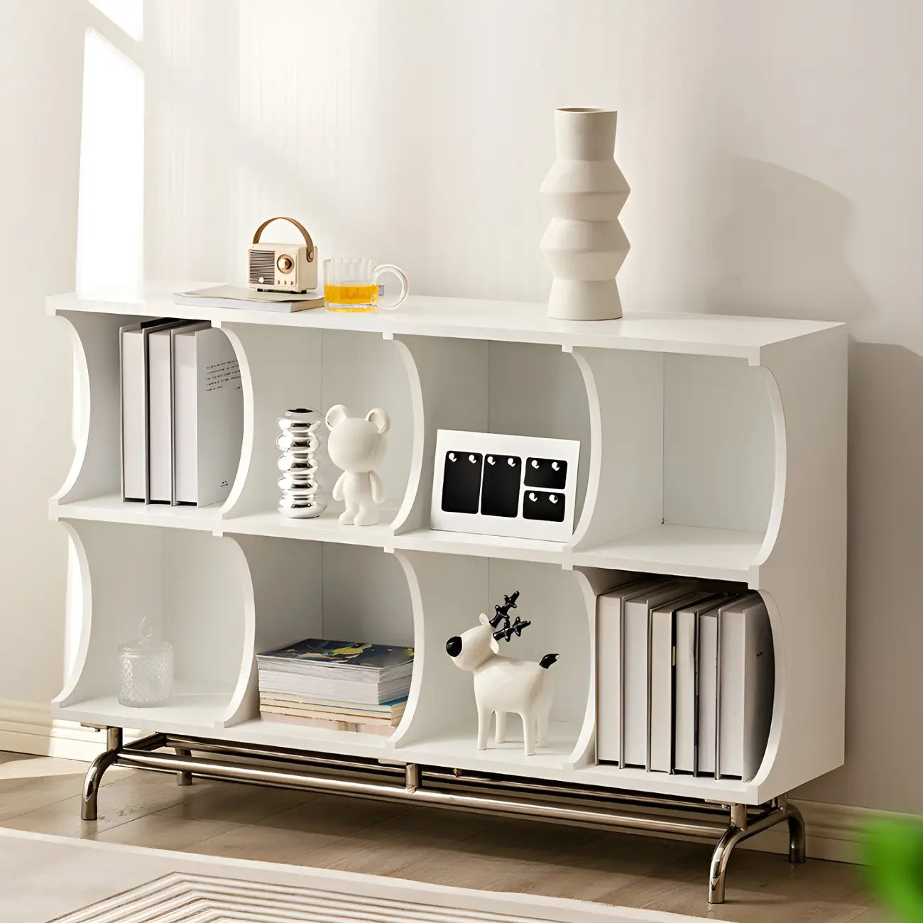 Vitrine rectangulaire en bois noir avec rangement ouvert