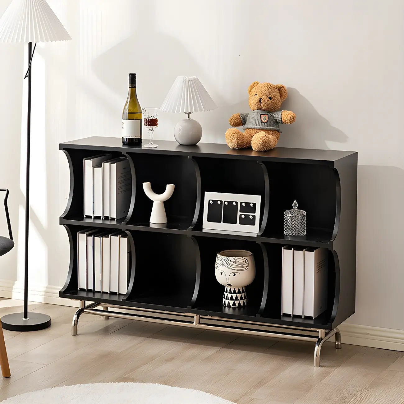 Vitrine rectangulaire en bois noir avec rangement ouvert