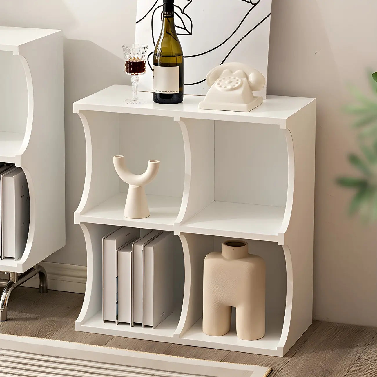 Vitrine rectangulaire en bois noir avec rangement ouvert