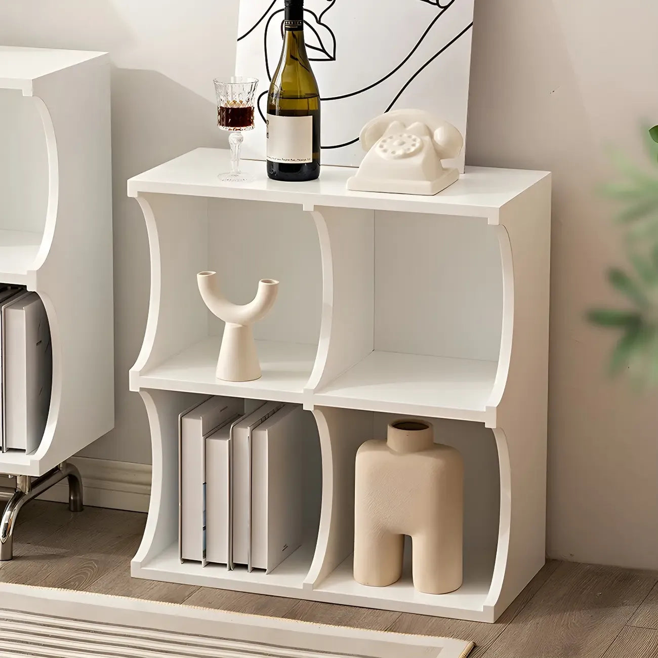 Vitrine rectangulaire en bois noir avec rangement ouvert