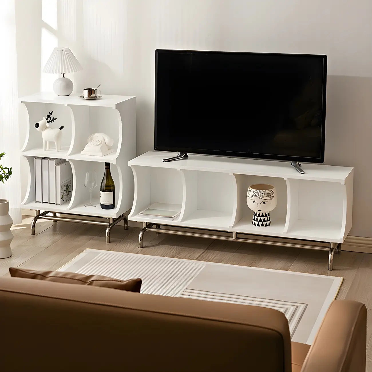 Vitrine rectangulaire en bois noir avec rangement ouvert