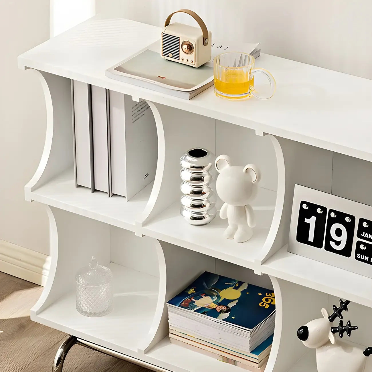 Vitrine rectangulaire en bois noir avec rangement ouvert