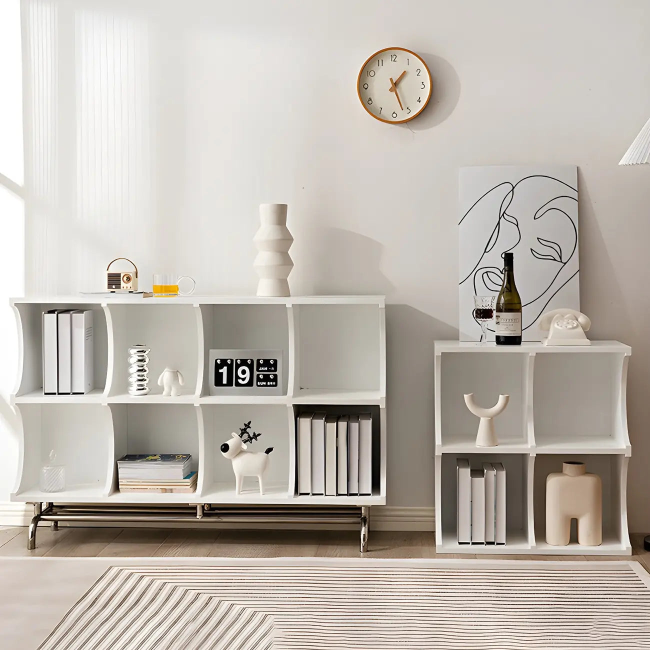 Vitrine rectangulaire en bois noir avec rangement ouvert