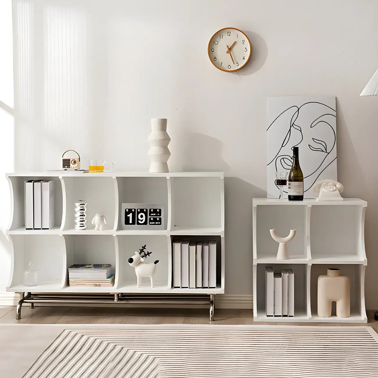 Vitrine rectangulaire en bois noir avec rangement ouvert