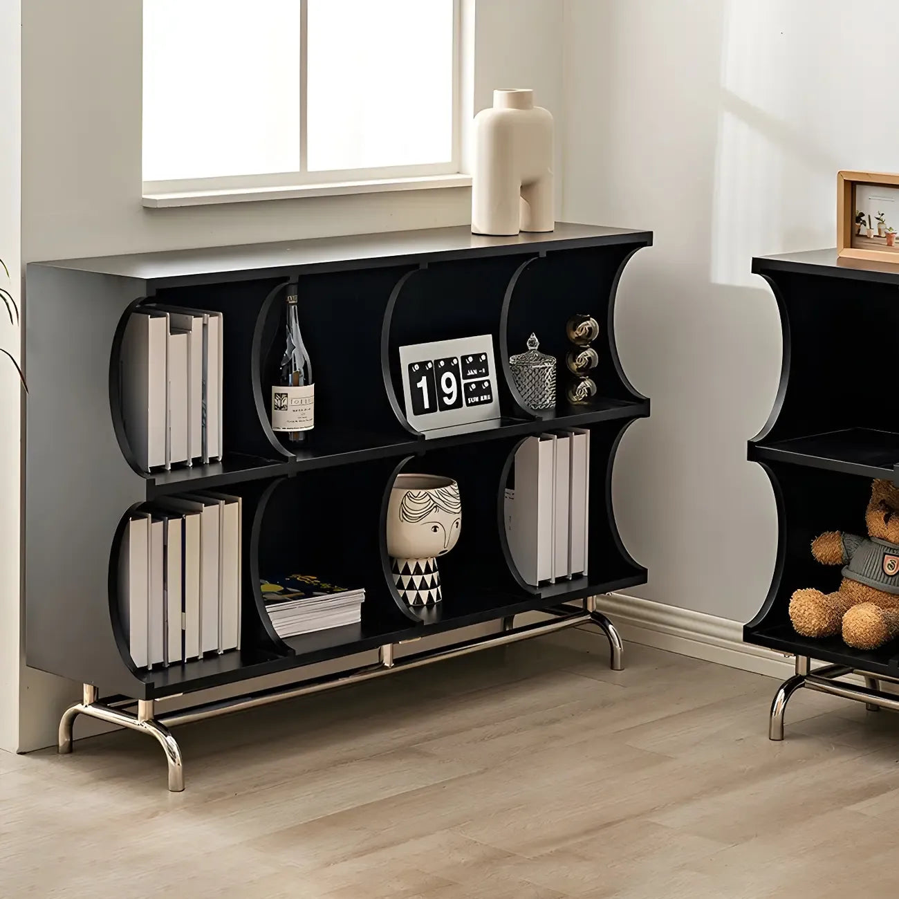 Vitrine rectangulaire en bois noir avec rangement ouvert