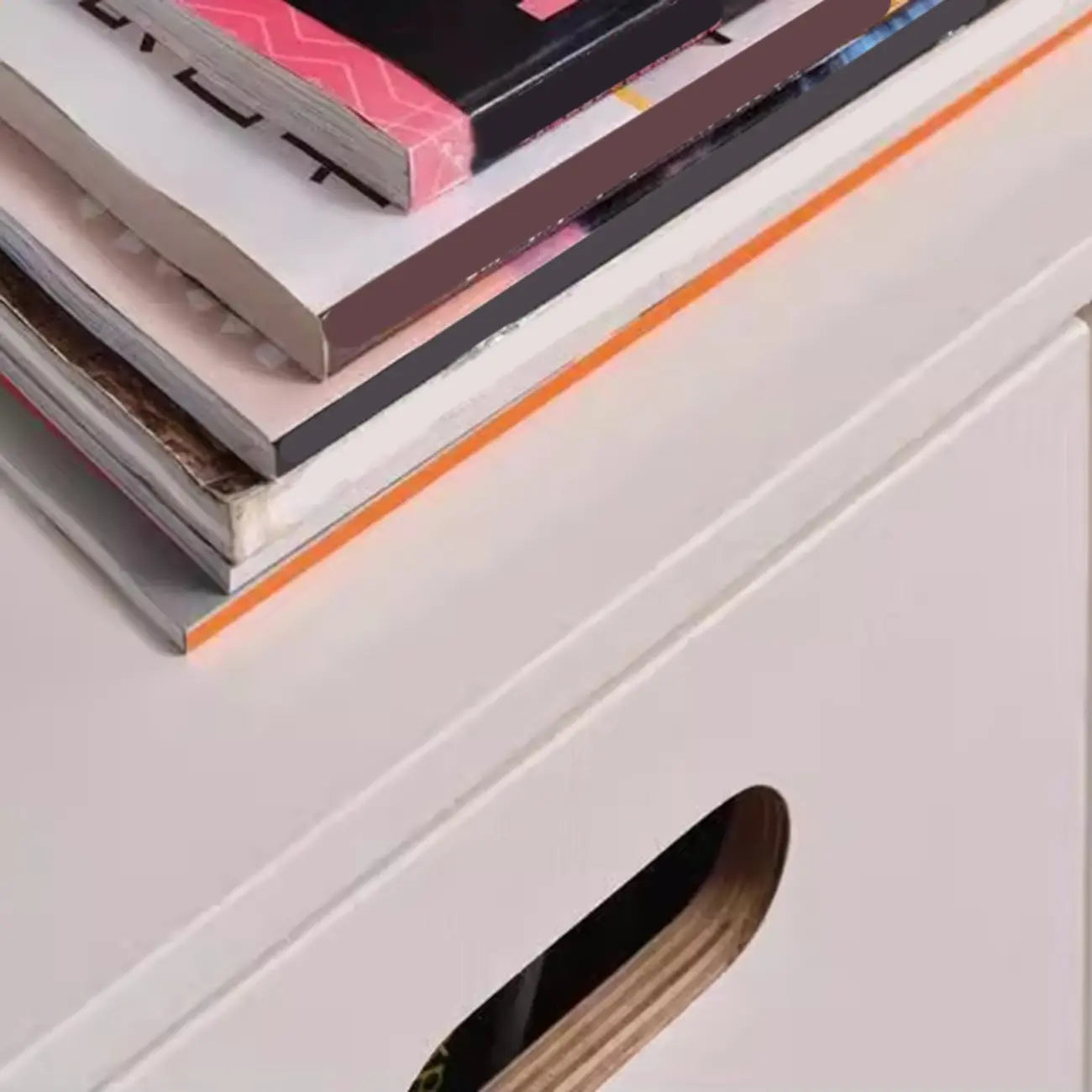 Armoire de rangement compartimentée en bois massif durable avec encoches