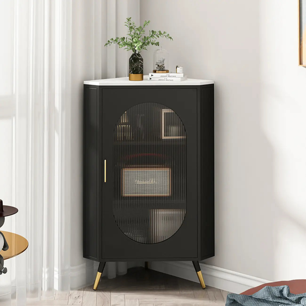 Meuble d'angle blanc à 3 pieds avec plateau imitation marbre et piètement en fer