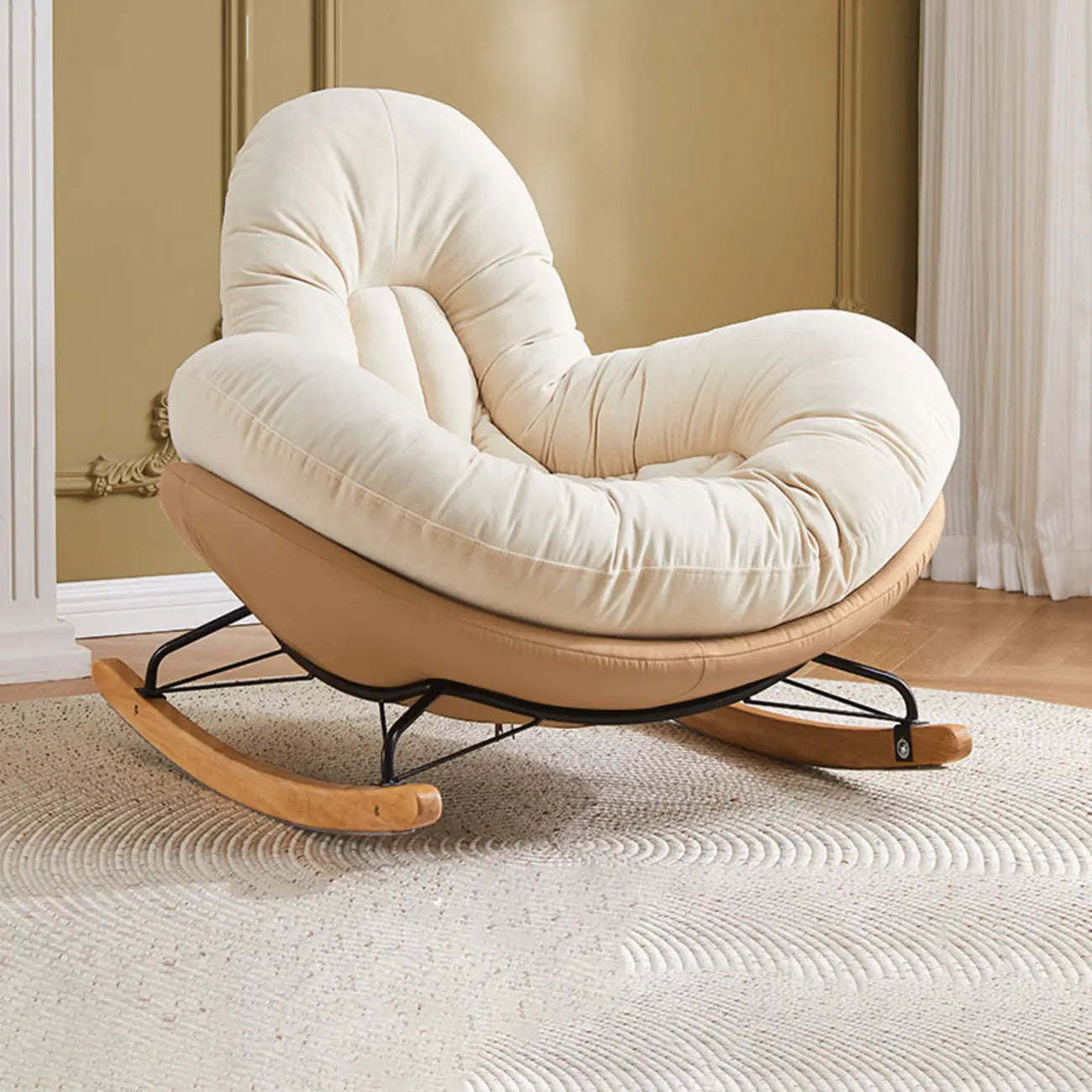 Fauteuil à bascule rembourré beige à assise large avec repose-pieds