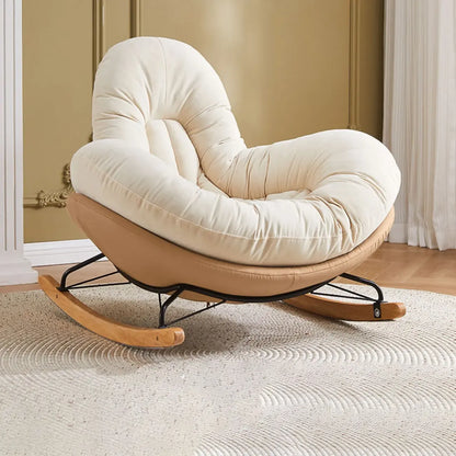 Fauteuil à bascule rembourré beige à assise large avec repose-pieds