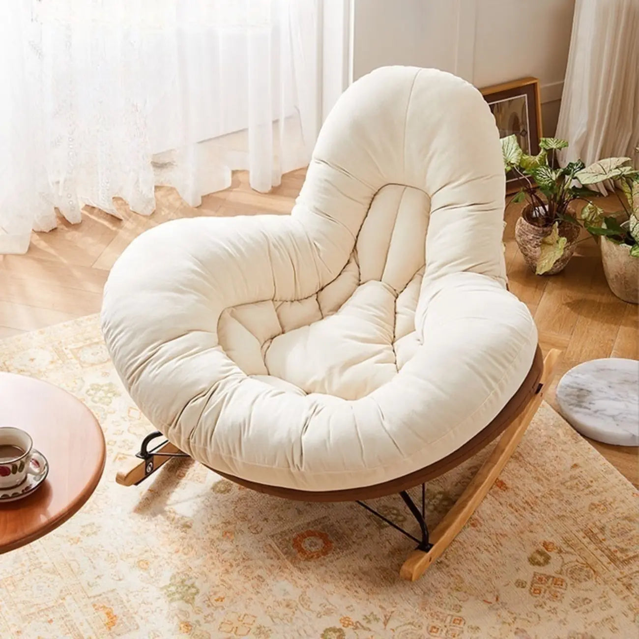 Fauteuil à bascule rembourré beige à assise large avec repose-pieds