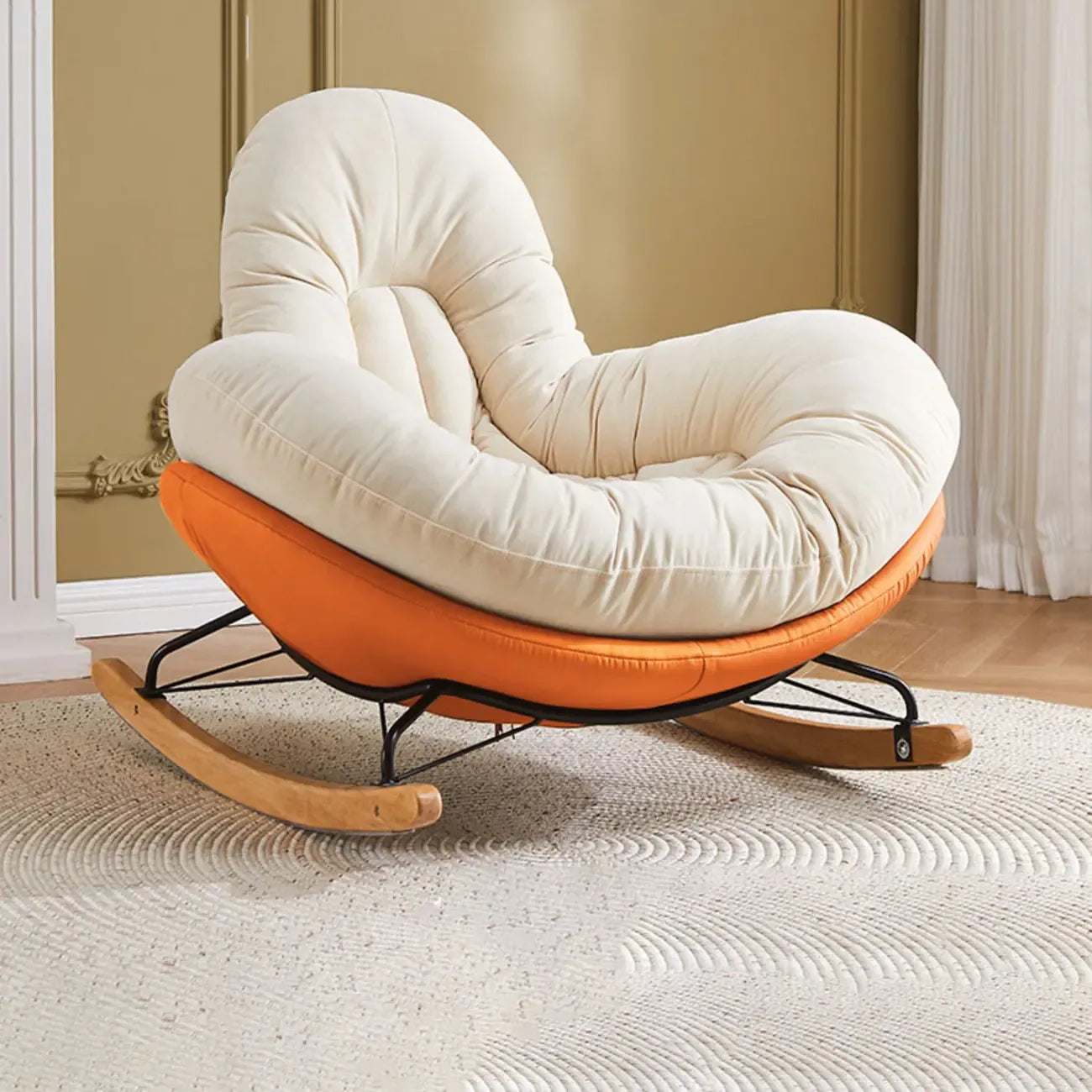 Fauteuil à bascule rembourré beige à assise large avec repose-pieds