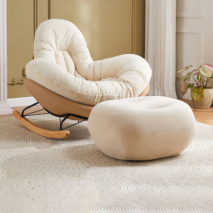Fauteuil à bascule rembourré beige à assise large avec repose-pieds