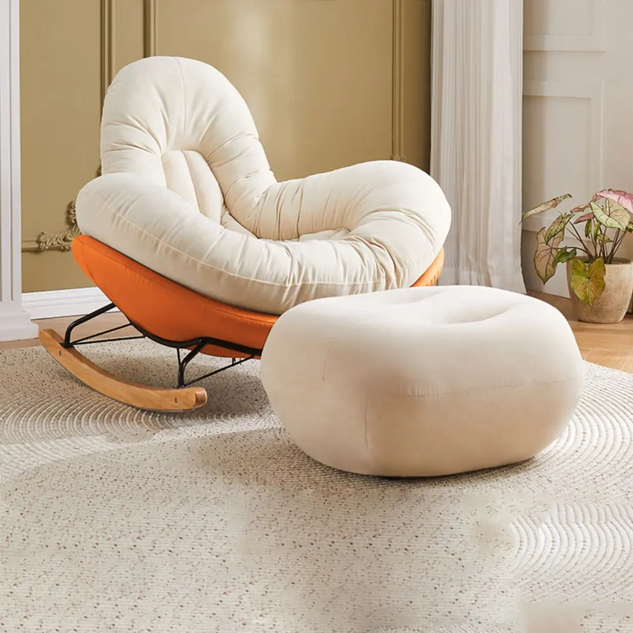 Fauteuil à bascule rembourré beige à assise large avec repose-pieds