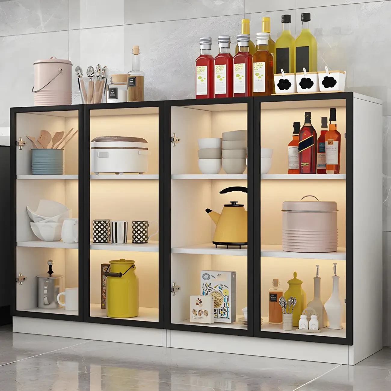 Vitrine moderne en bois gris avec portes vitrées