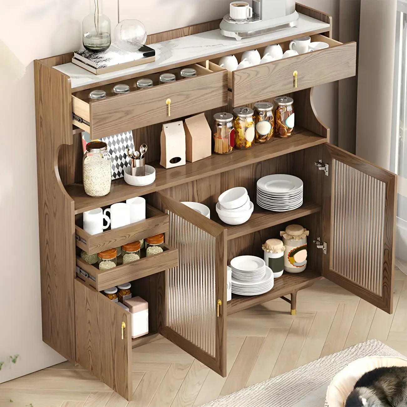 vaisselier de cuisine en bois brun avec porte vitrée et rangements