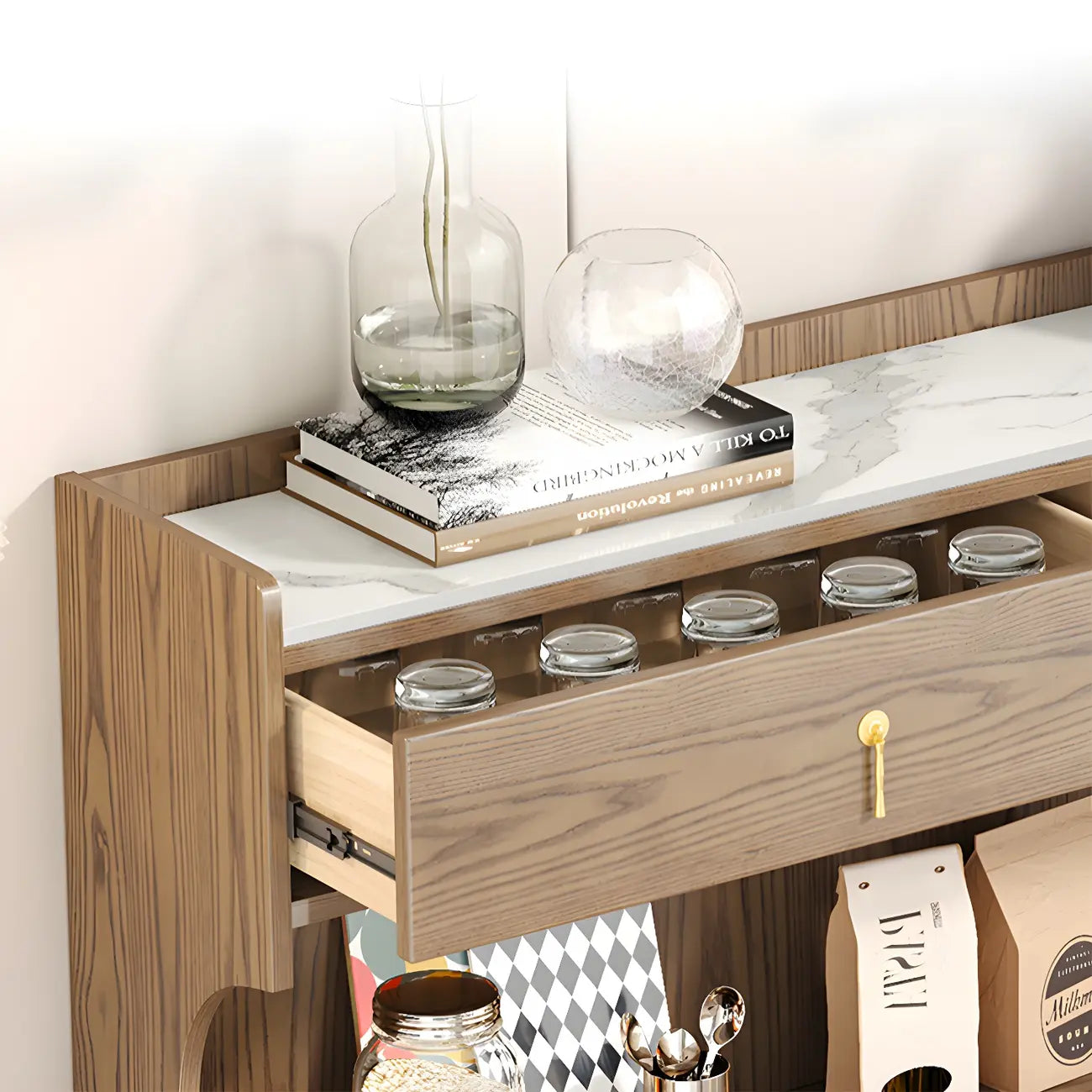 vaisselier de cuisine en bois brun avec porte vitrée et rangements