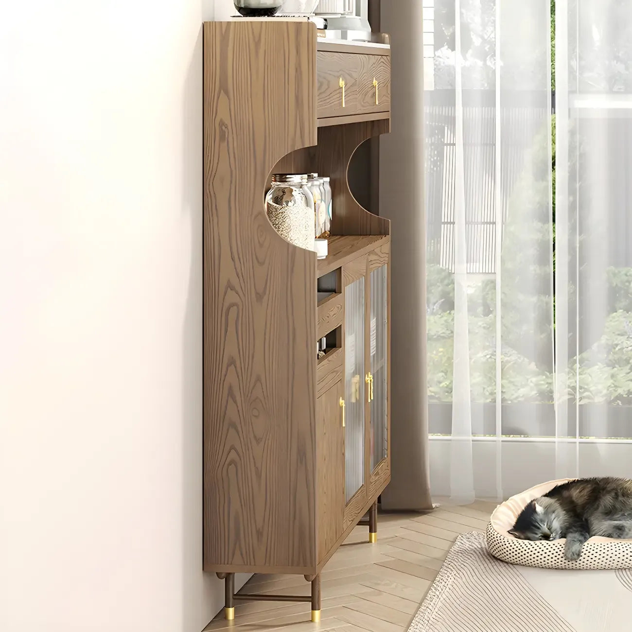 vaisselier de cuisine en bois brun avec porte vitrée et rangements