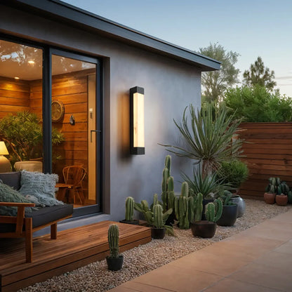 Applique murale extérieure en acier noir avec abat-jour en polymère