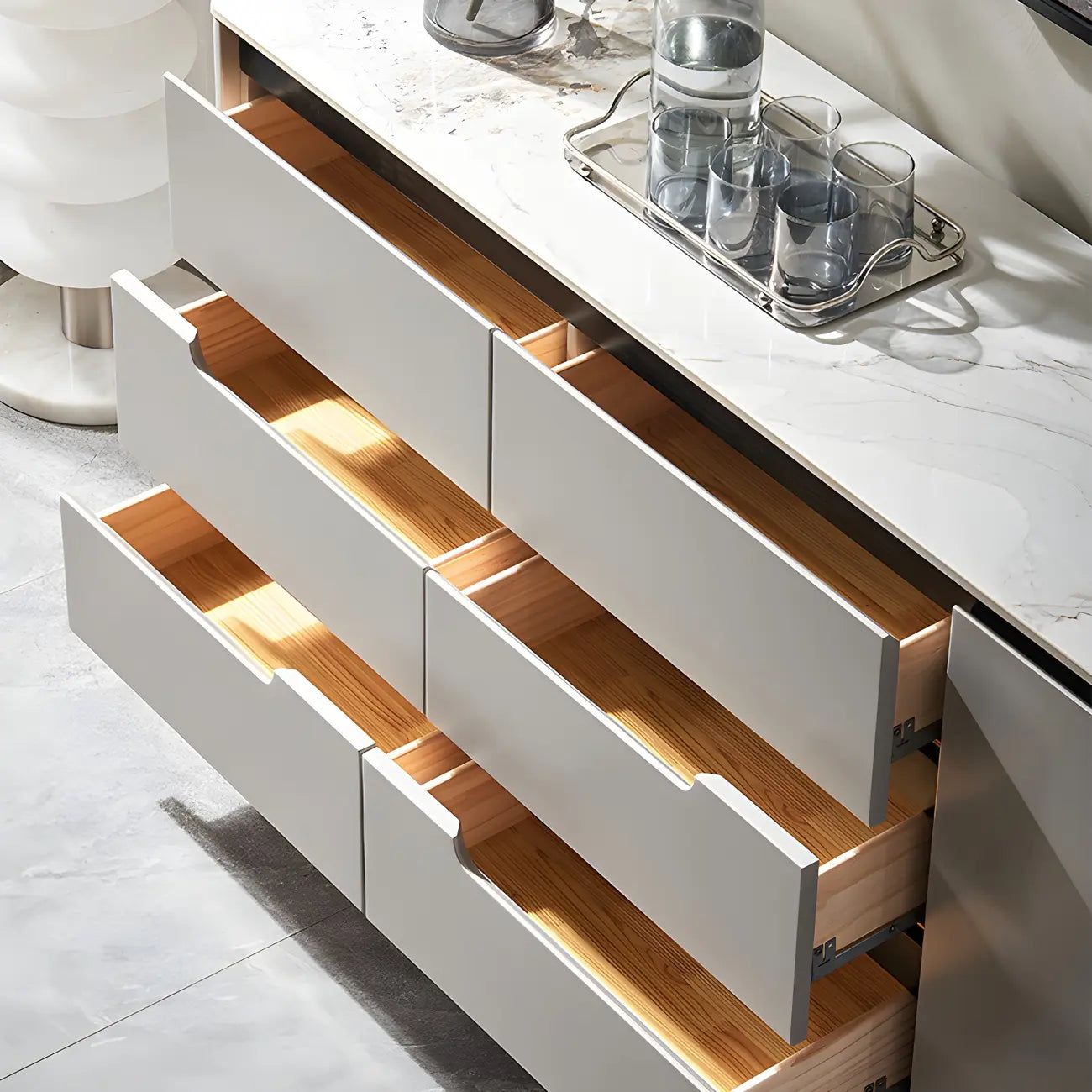 Buffet moderne avec comptoir en pierre et placards