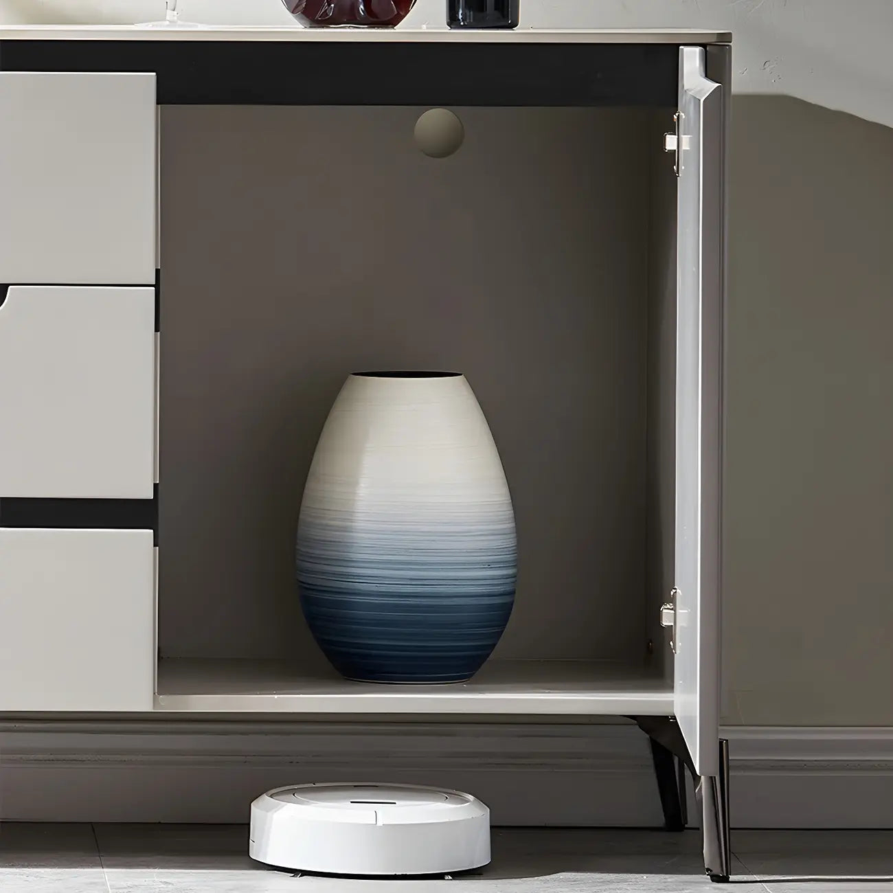 Buffet moderne avec comptoir en pierre et placards