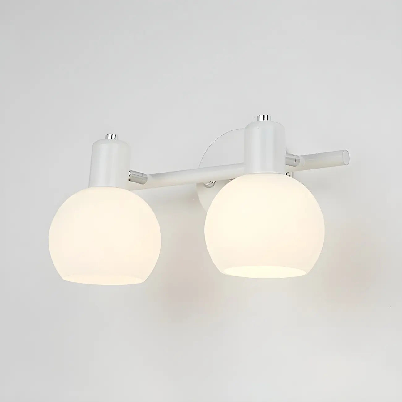 Applique murale moderne à 3 têtes noires avec abat-jour en verre blanc