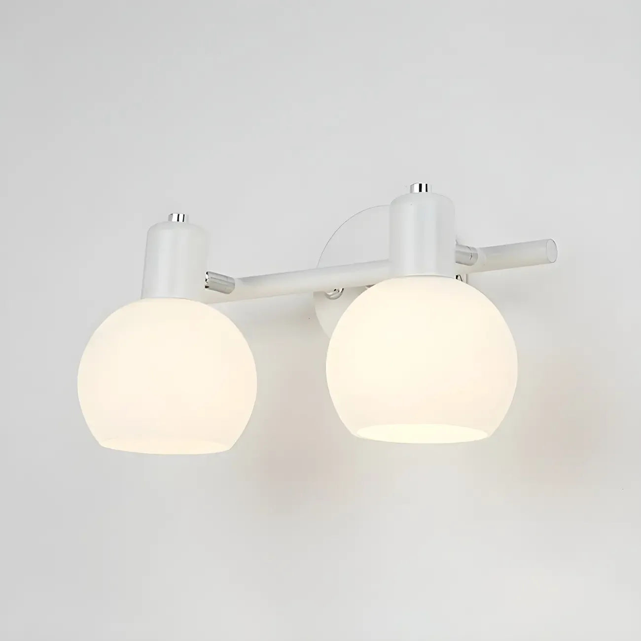 Applique murale moderne à 3 têtes noires avec abat-jour en verre blanc