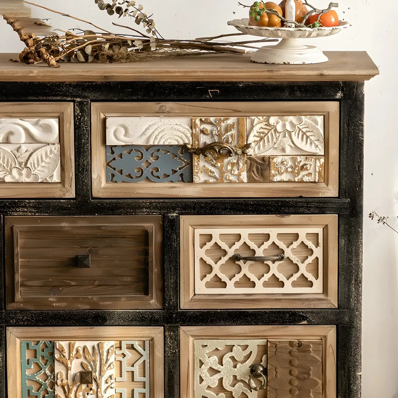 Buffet rustique en bois avec tiroirs décoratifs