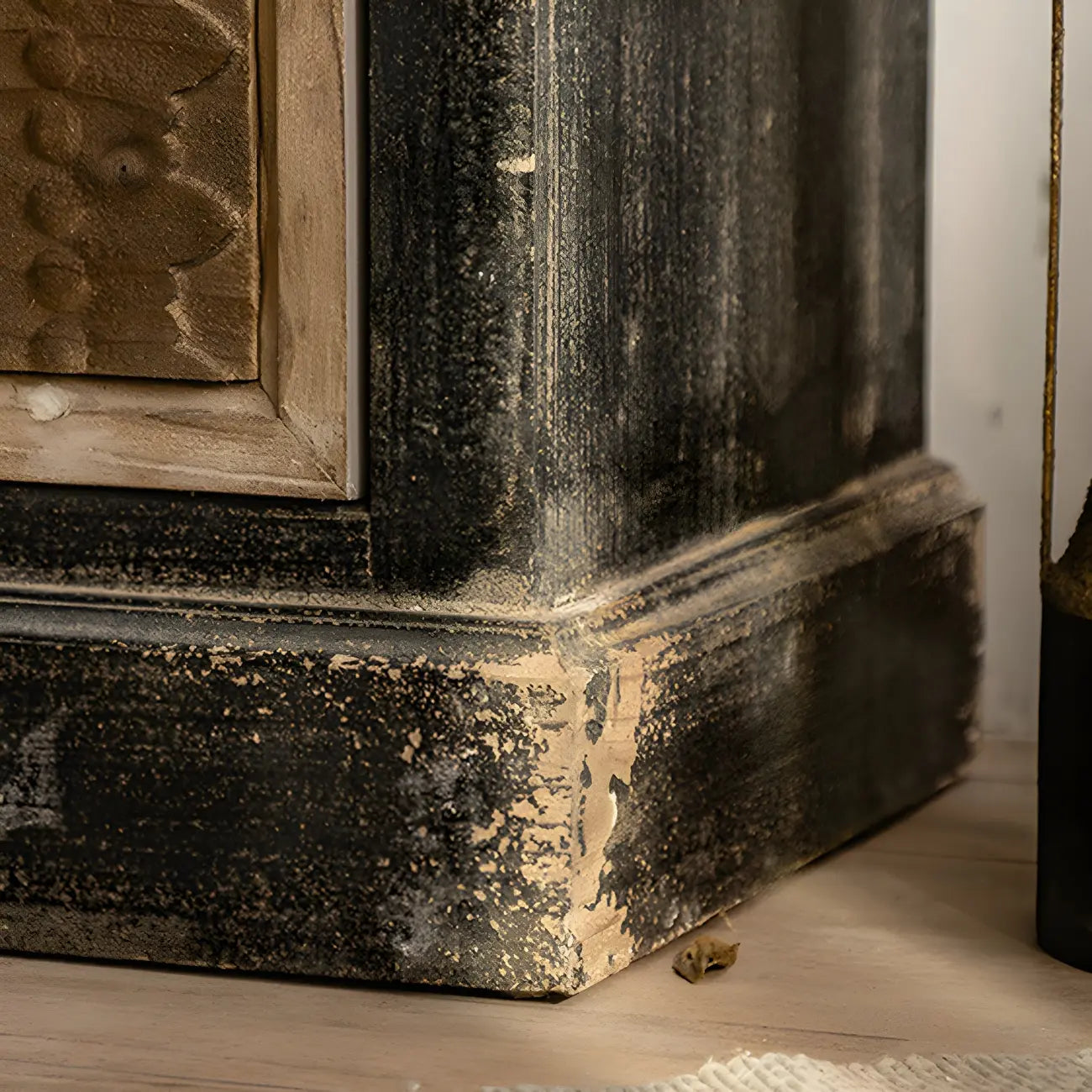 Buffet rustique en bois avec tiroirs décoratifs