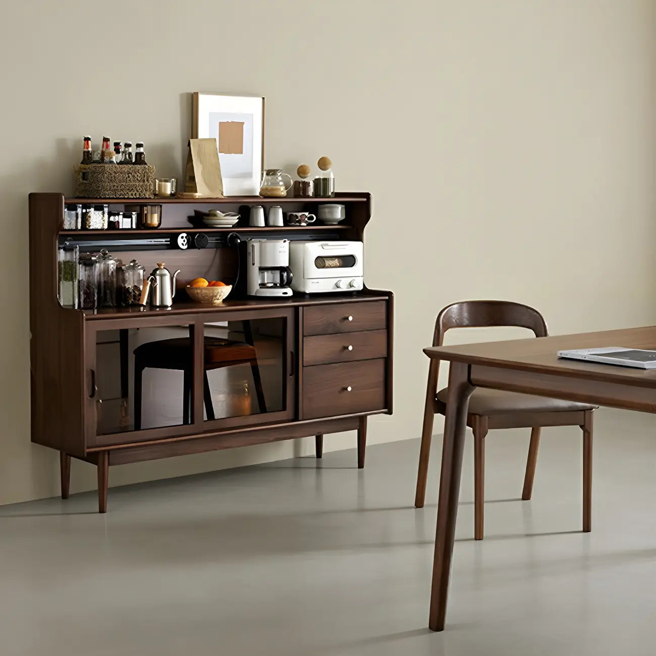 Buffet en bois avec portes coulissantes en verre, tiroirs et placards