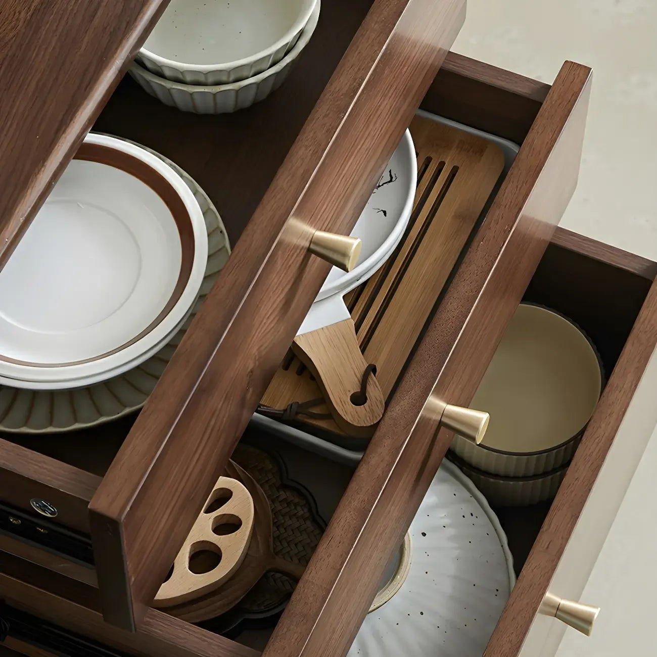 Buffet en bois avec portes coulissantes en verre, tiroirs et placards