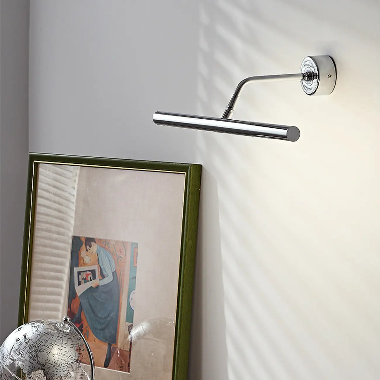Applique murale moderne tubulaire en métal argenté avec LED et bras incliné