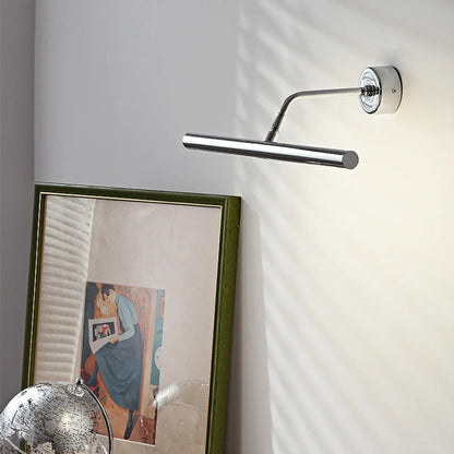 Applique murale moderne tubulaire en métal argenté avec LED et bras incliné