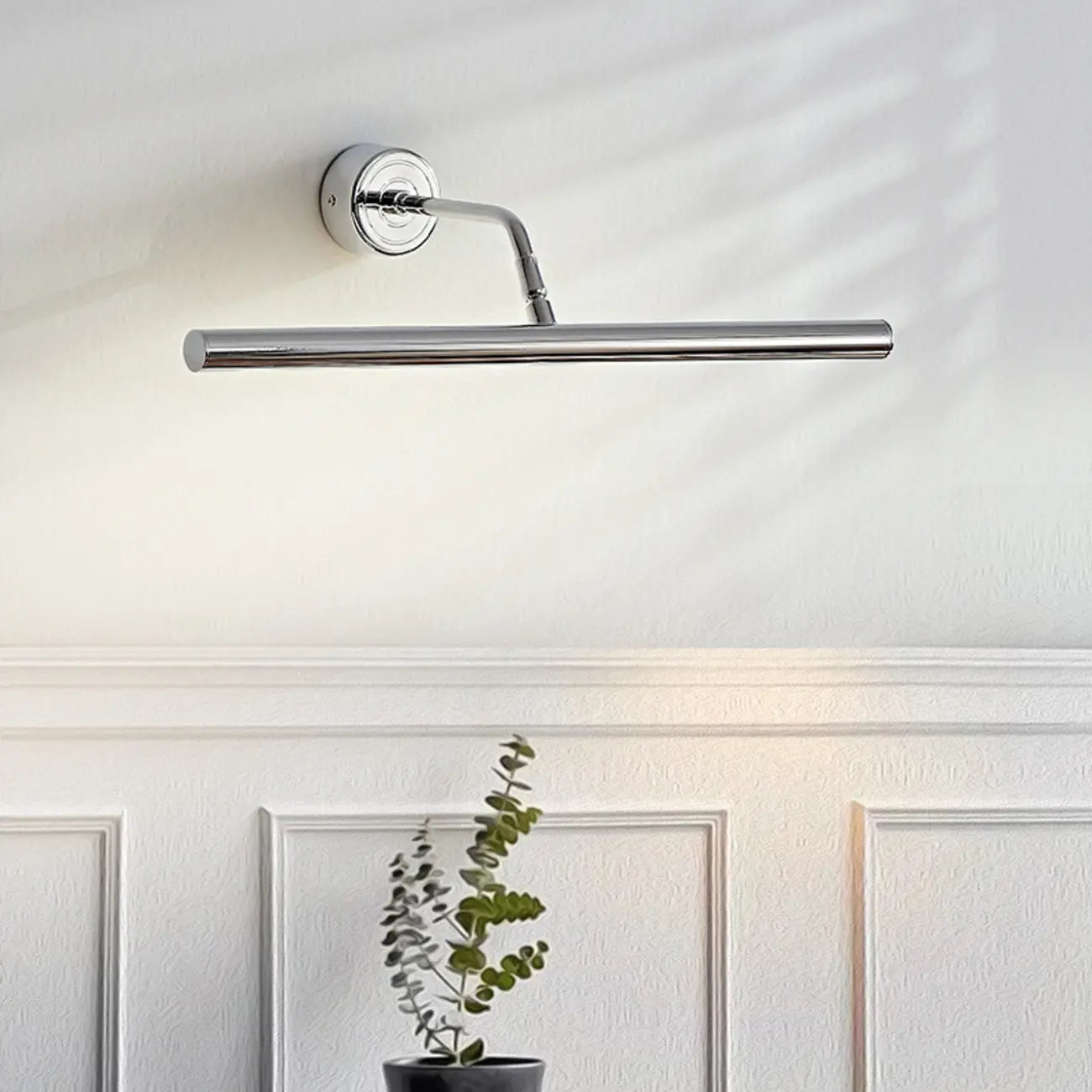 Applique murale moderne tubulaire en métal argenté avec LED et bras incliné