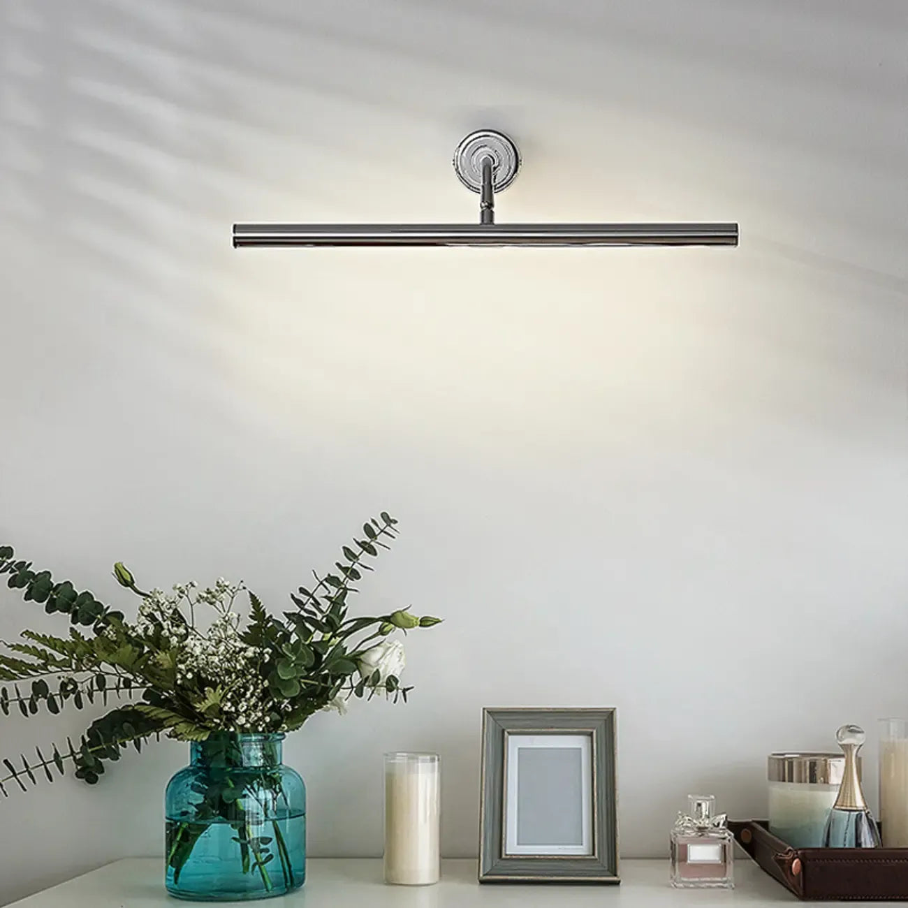 Applique murale moderne tubulaire en métal argenté avec LED et bras incliné
