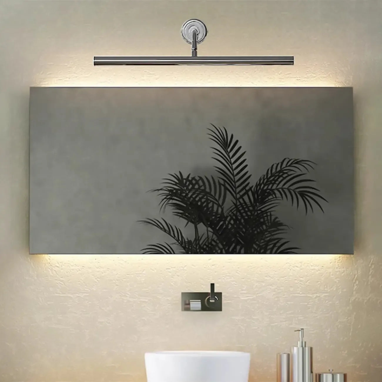 Applique murale moderne tubulaire en métal argenté avec LED et bras incliné