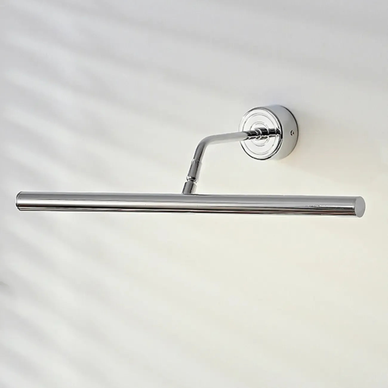 Applique murale moderne tubulaire en métal argenté avec LED et bras incliné