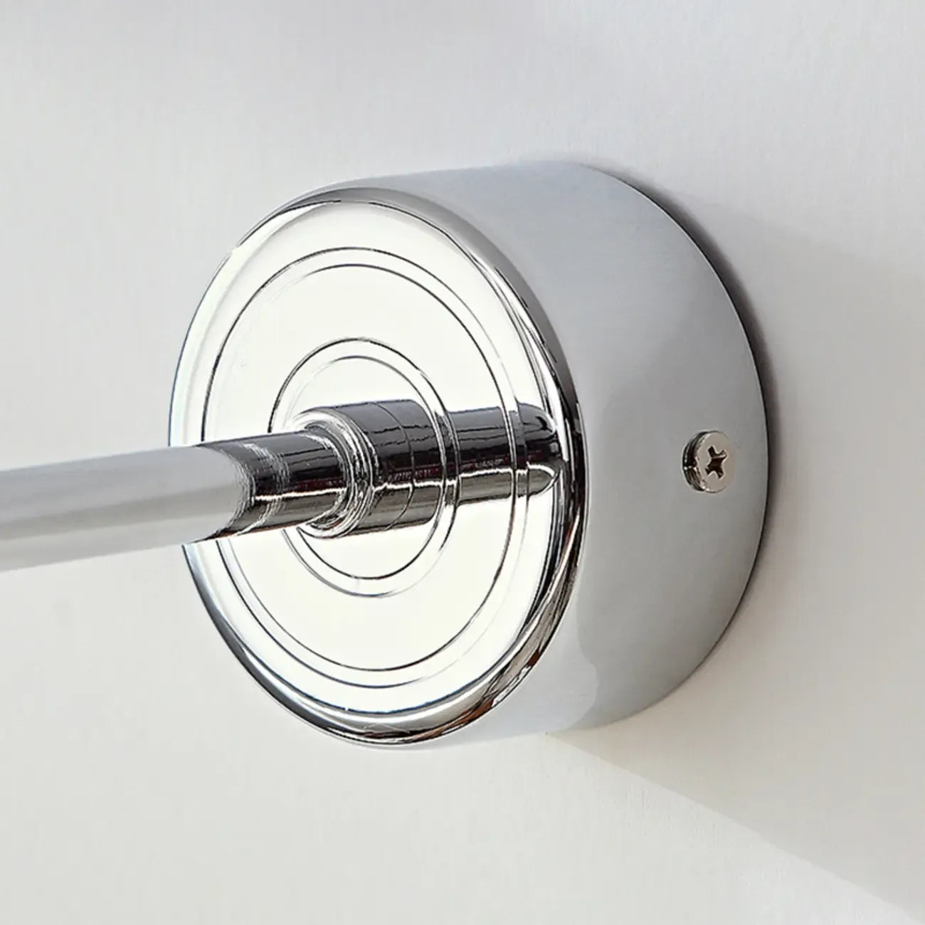 Applique murale moderne tubulaire en métal argenté avec LED et bras incliné