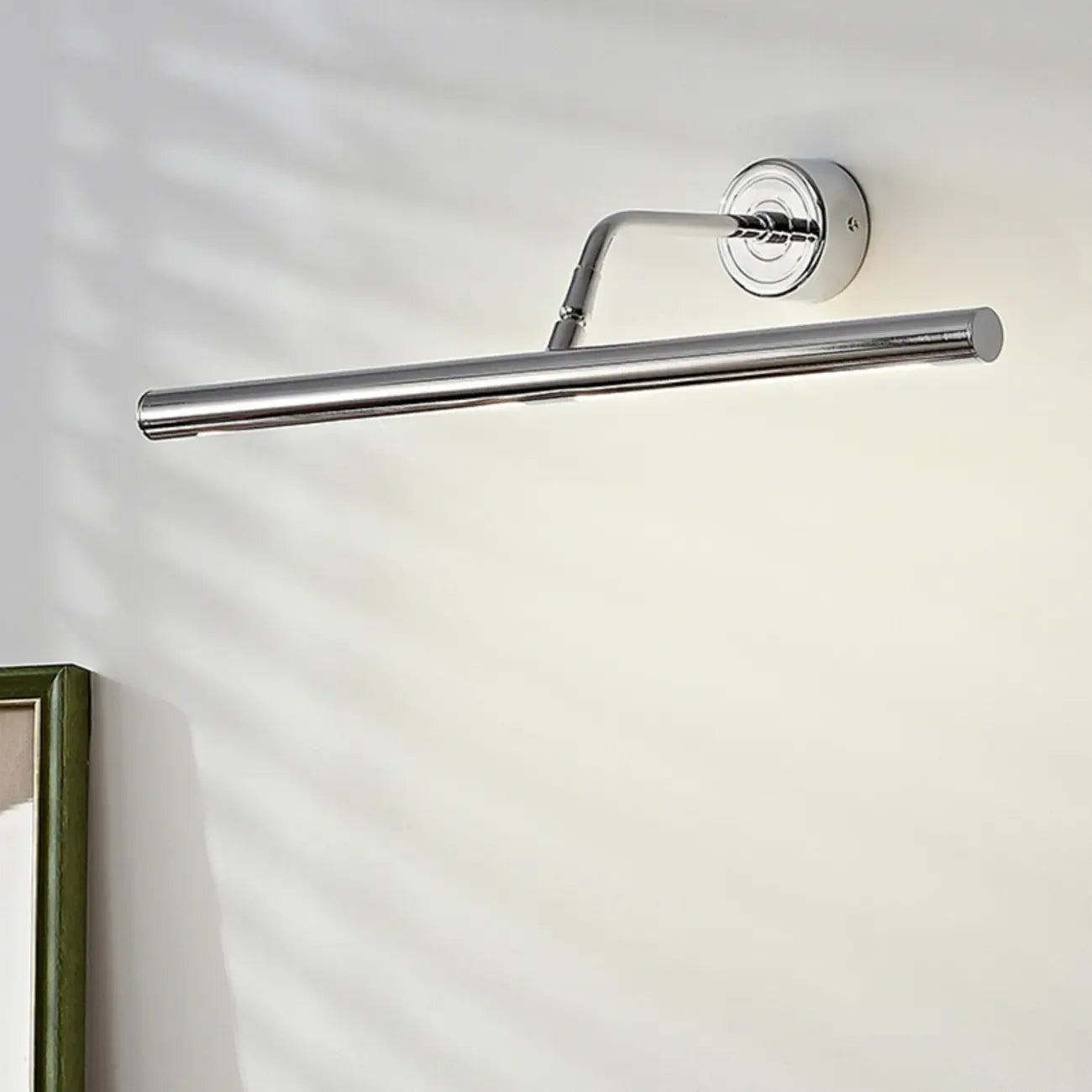 Applique murale moderne tubulaire en métal argenté avec LED et bras incliné