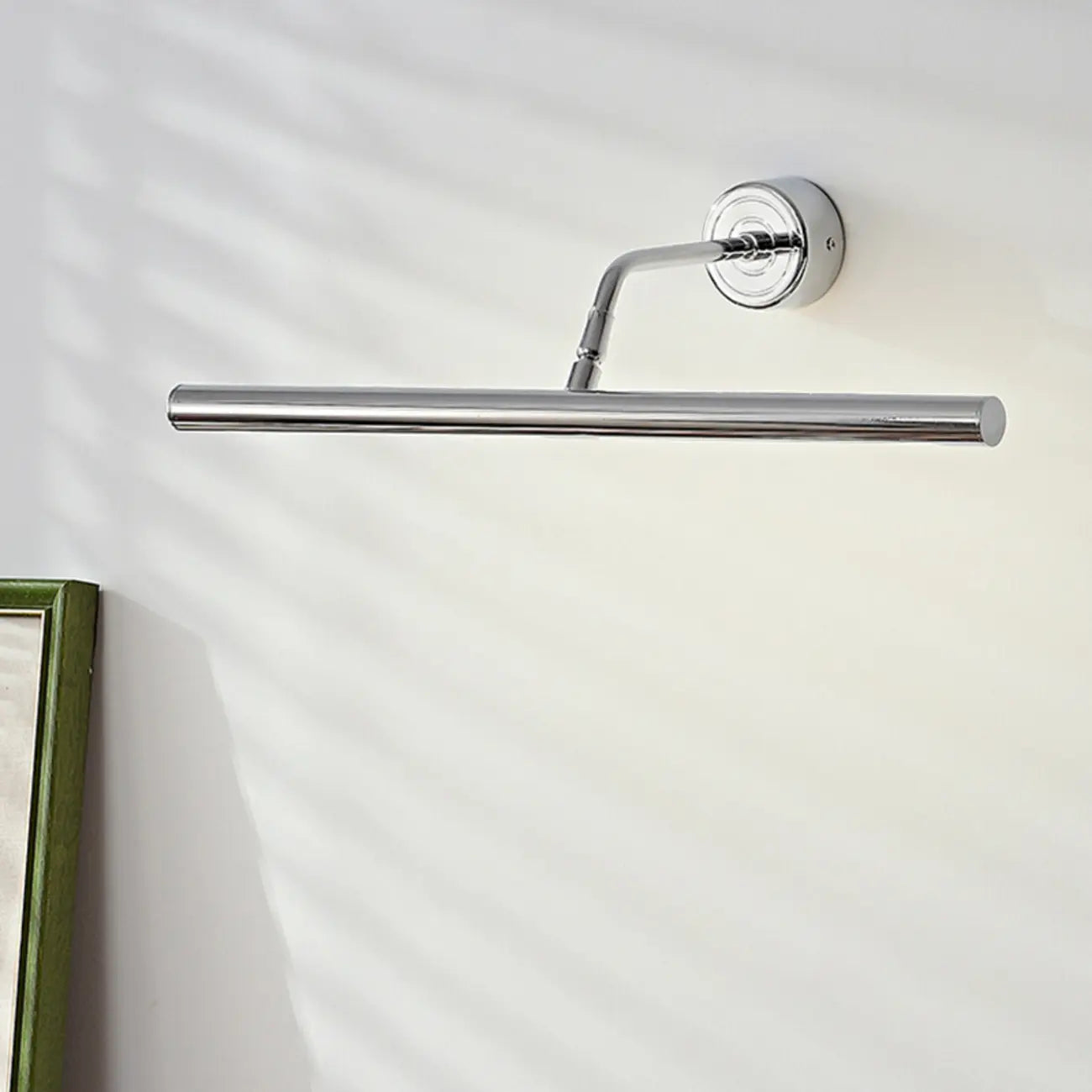 Applique murale moderne tubulaire en métal argenté avec LED et bras incliné
