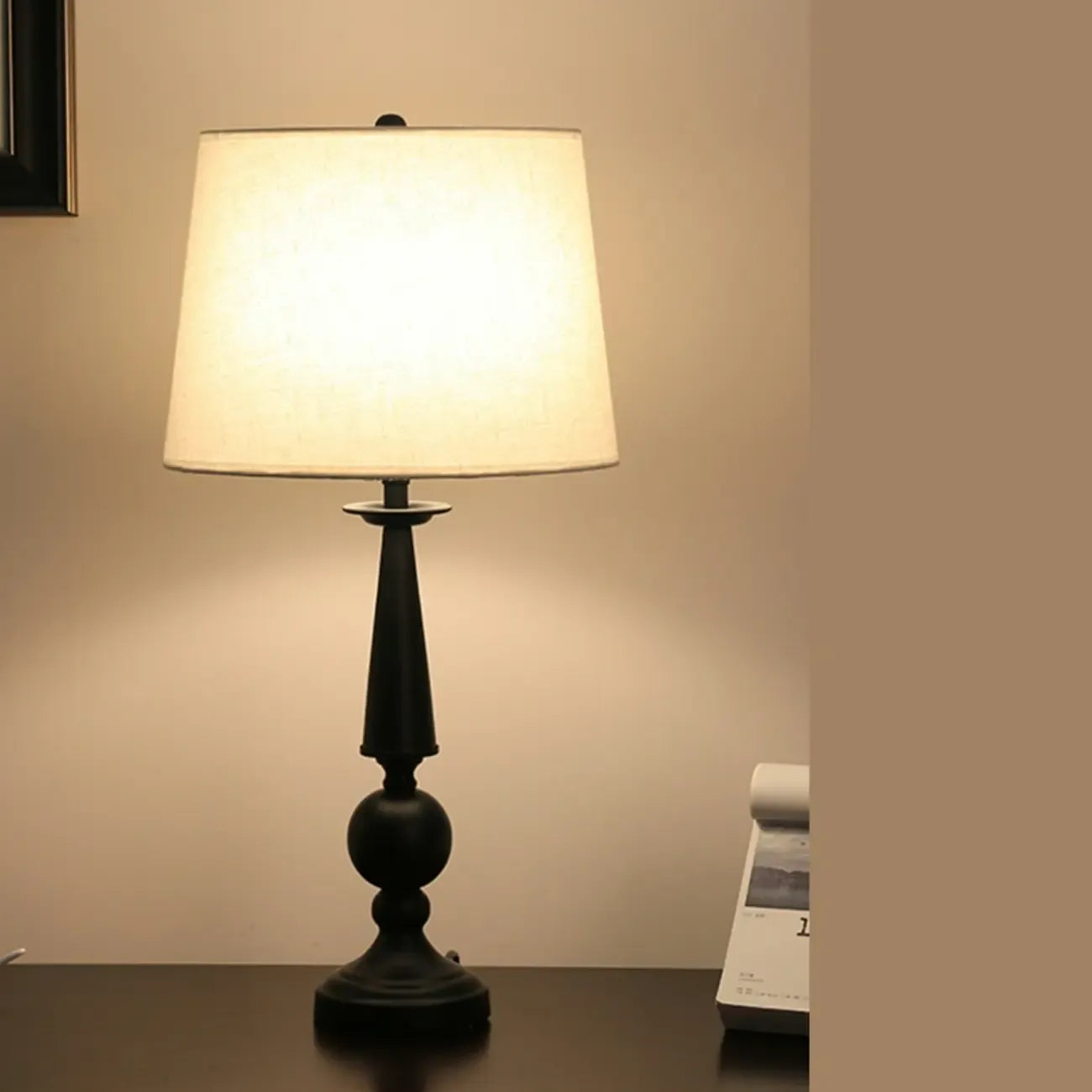 Lampe de table géométrique noire avec abat-jour en tissu pour chambre à coucher