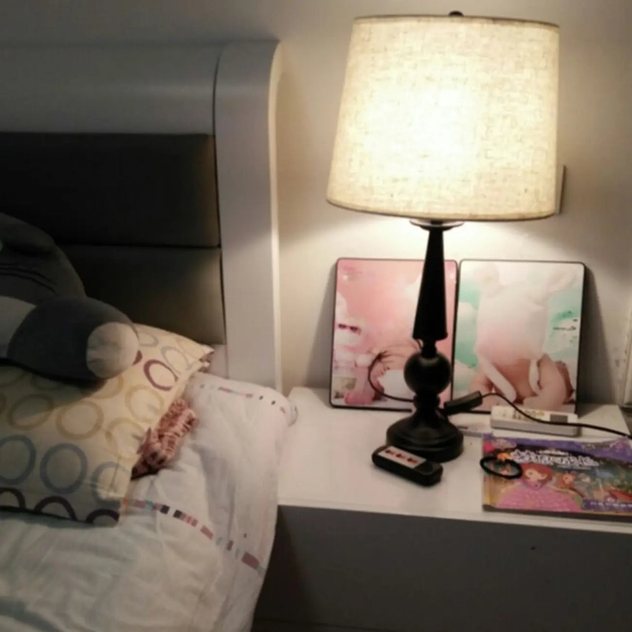 Lampe de table géométrique noire avec abat-jour en tissu pour chambre à coucher