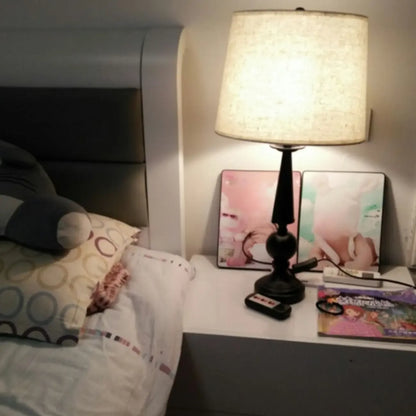 Lampe de table géométrique noire avec abat-jour en tissu pour chambre à coucher