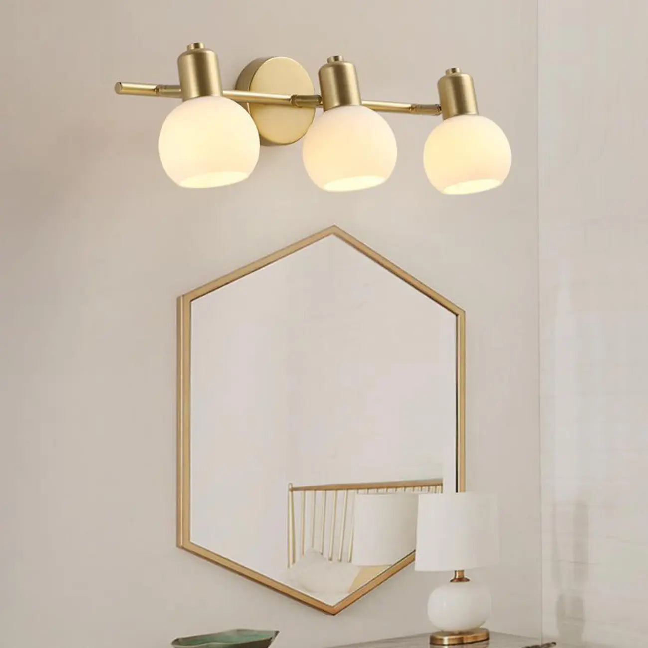 Lampe de coiffeuse moderne en verre globe doré à 3 têtes, à intensité variable