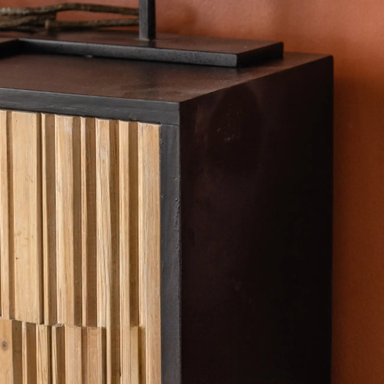 Meuble industriel en bois autoportant pour salon