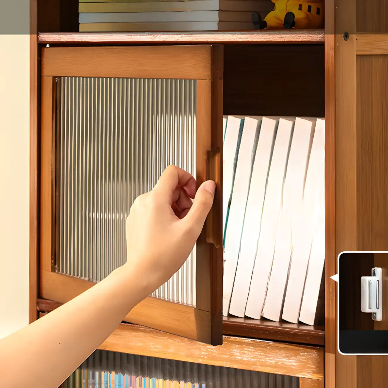 Armoires de rangement rectangulaires en bois massif marron avec portes transparentes