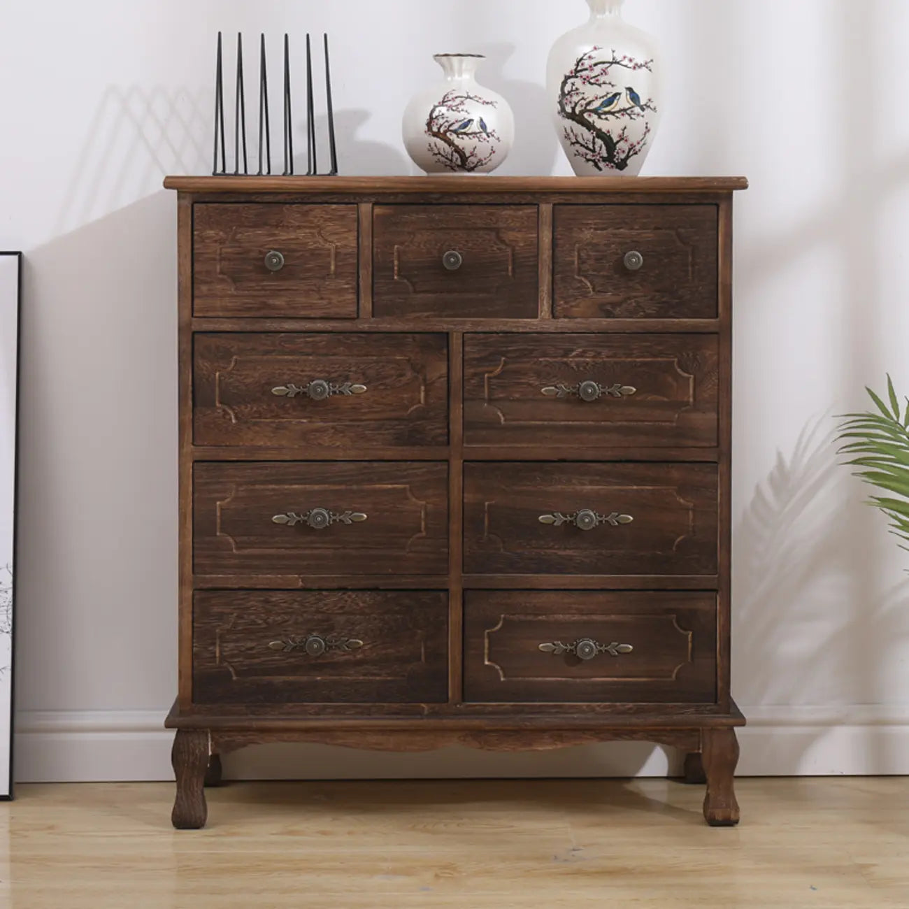Meuble rustique marron à plusieurs tiroirs en bois pour salon